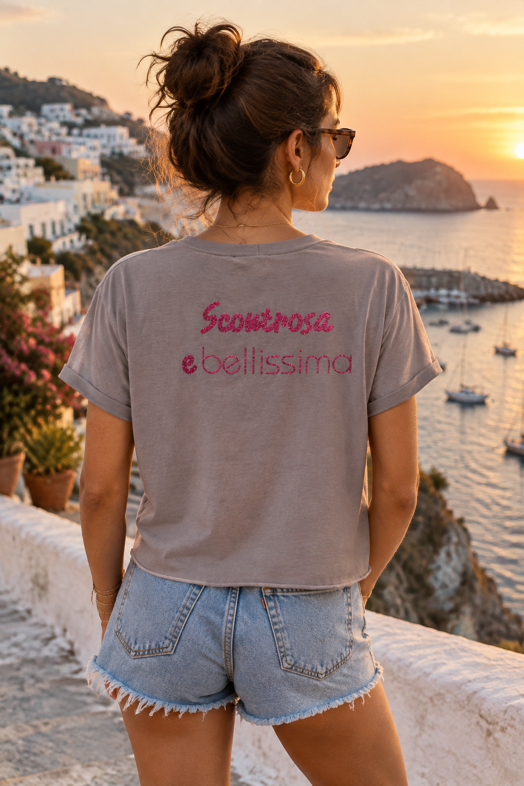 Modella con t-shirt Le Ponzesine, vista retro