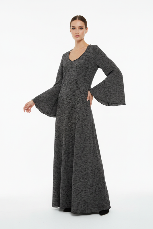 Abito grigio melange con maniche a campana su modella