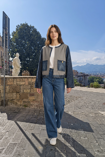 Modella con Bolero Moon River e Jeans Frida nella tua ambientazione