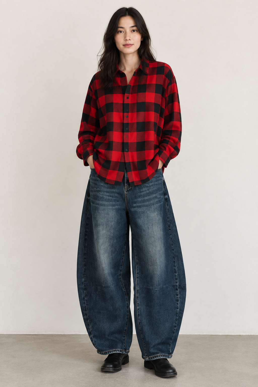 Modella con camicia a scacchi rossa e nera e jeans scuri