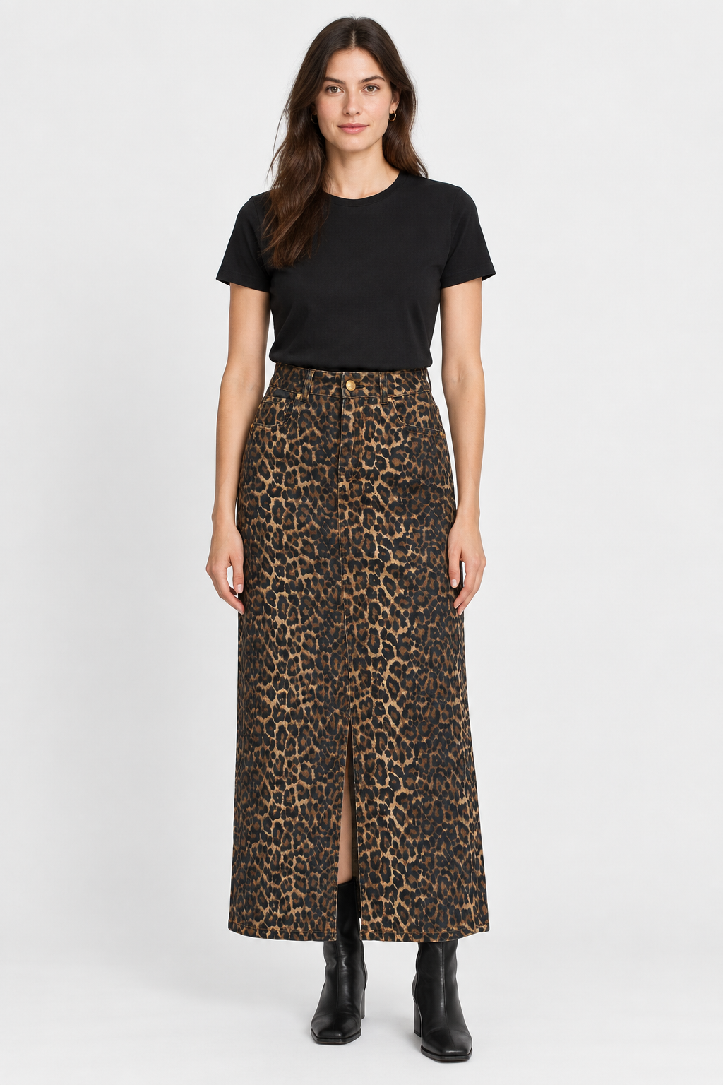 Modella con gonna jeans animalier, vista davanti