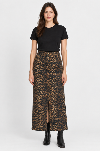 Modella con gonna jeans animalier, vista davanti