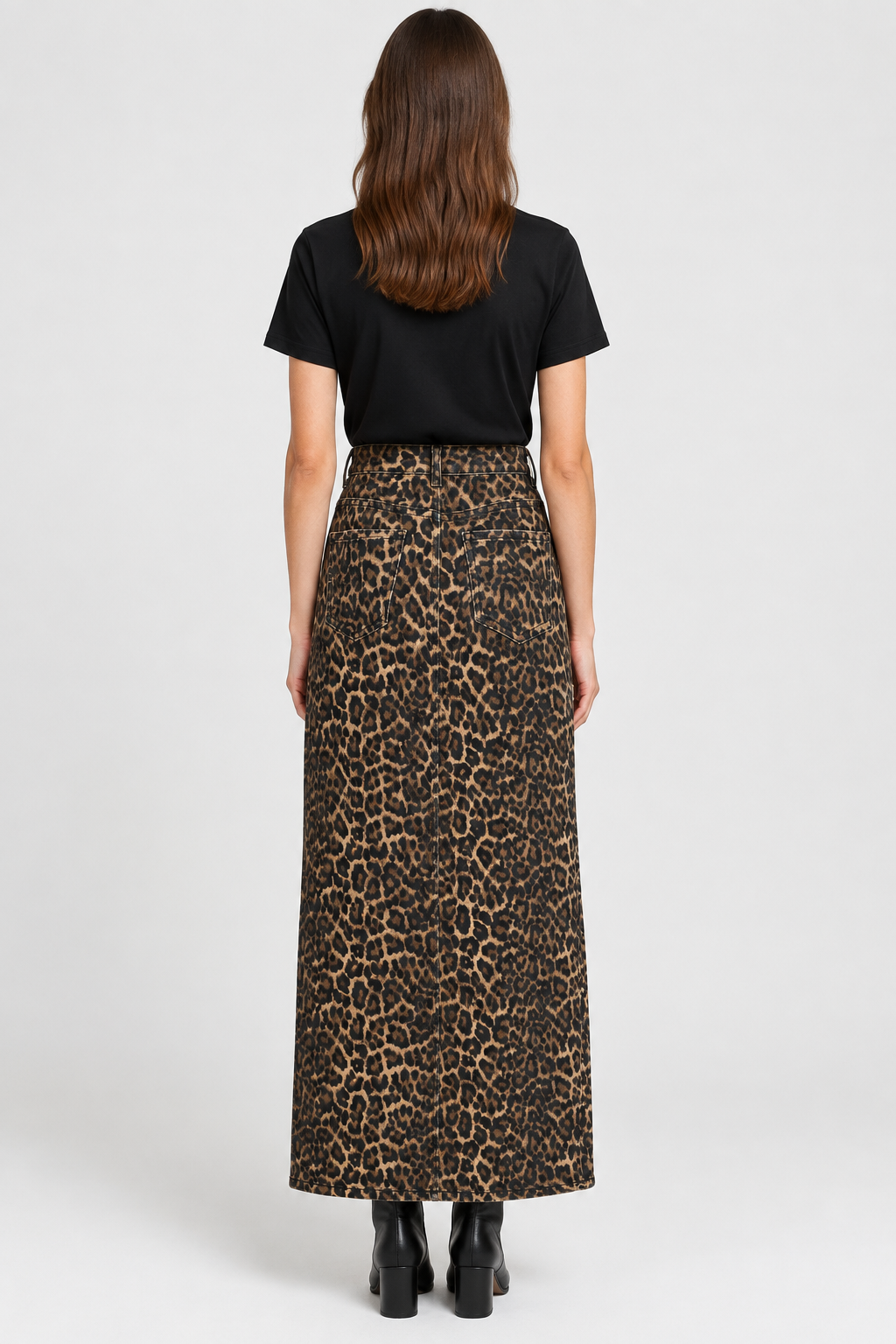 Modella con gonna jeans animalier, vista dietro