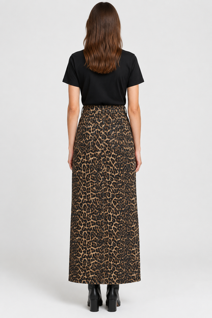 Modella con gonna jeans animalier, vista dietro