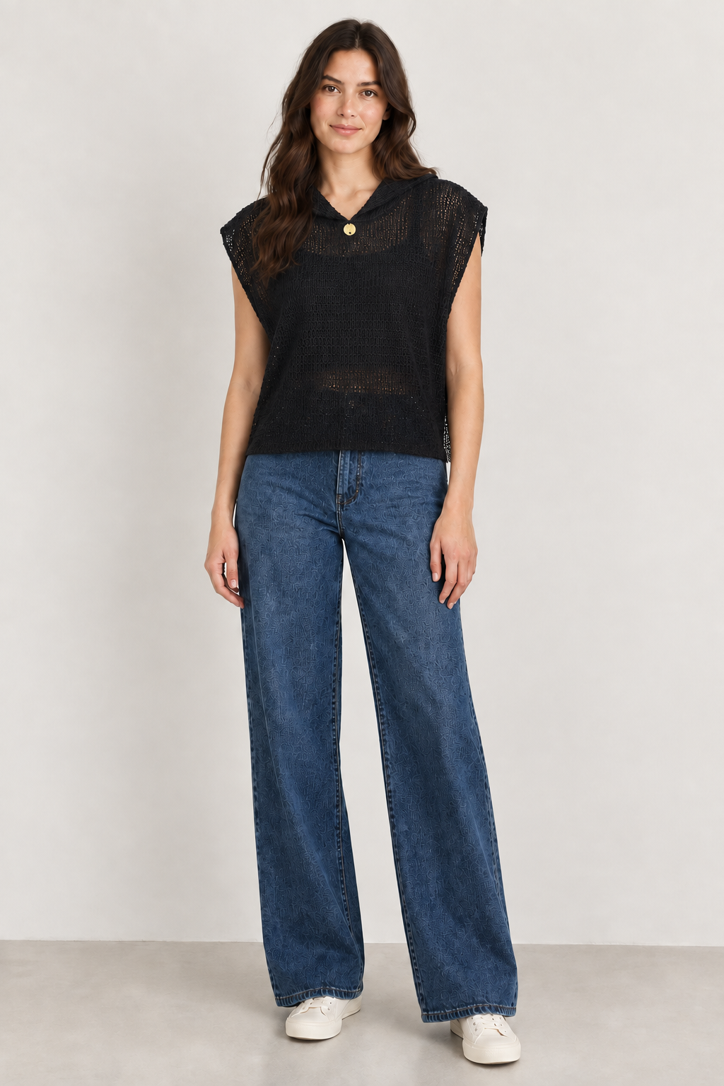 Modella con maglia a rete più corta e Jeans Frida