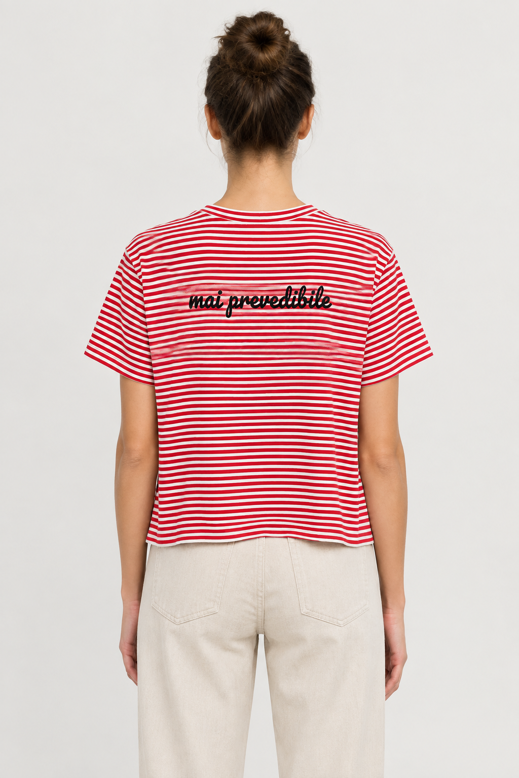 Modella con t-shirt a righe rosse vista da dietro