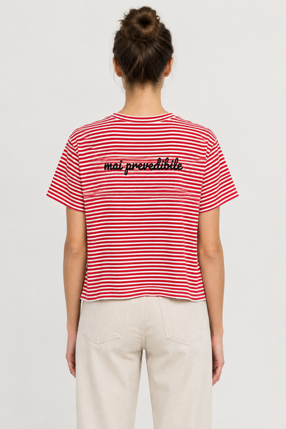 Modella con t-shirt a righe rosse vista da dietro