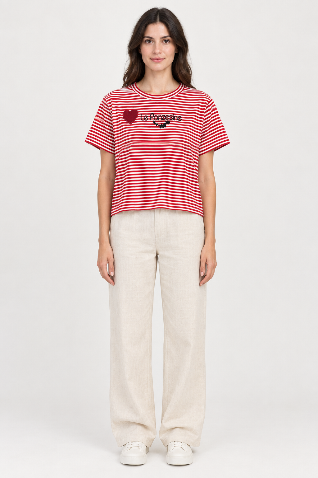 Modella con t-shirt a righe rosse vista frontalmente