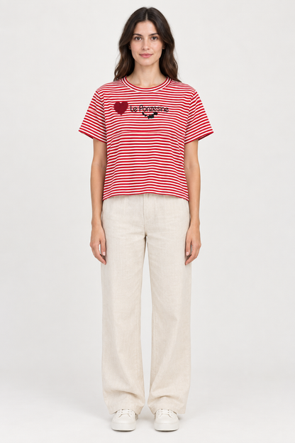 Modella con t-shirt a righe rosse vista frontalmente