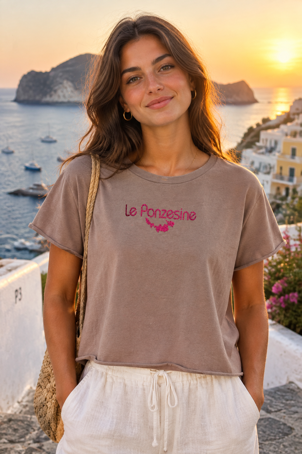 Modella con t-shirt Le Ponzesine, vista frontale
