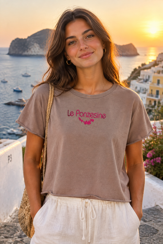 Modella con t-shirt Le Ponzesine, vista frontale