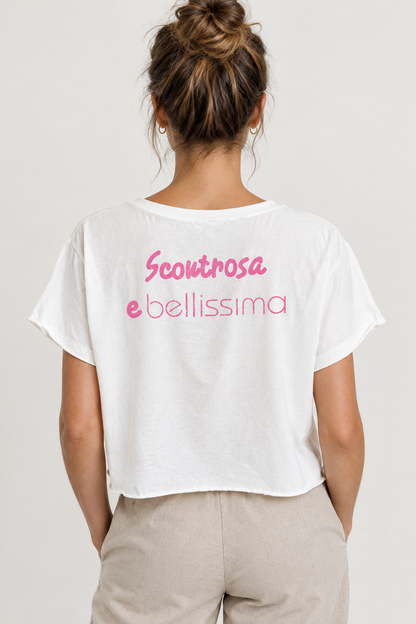Modella con t-shirt Scontrosa e bellissima vista da dietro