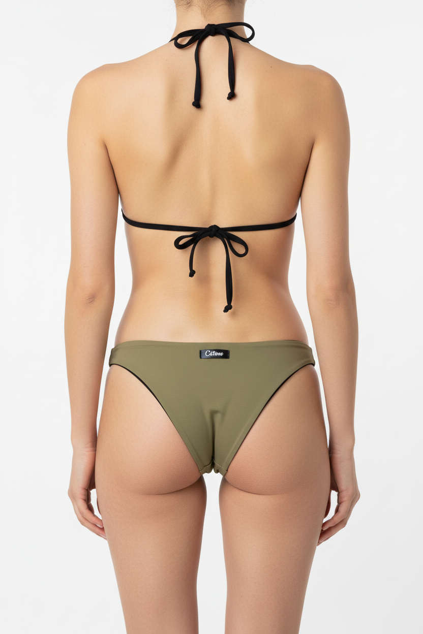 Modella vista da dietro con bikini molto sgambato