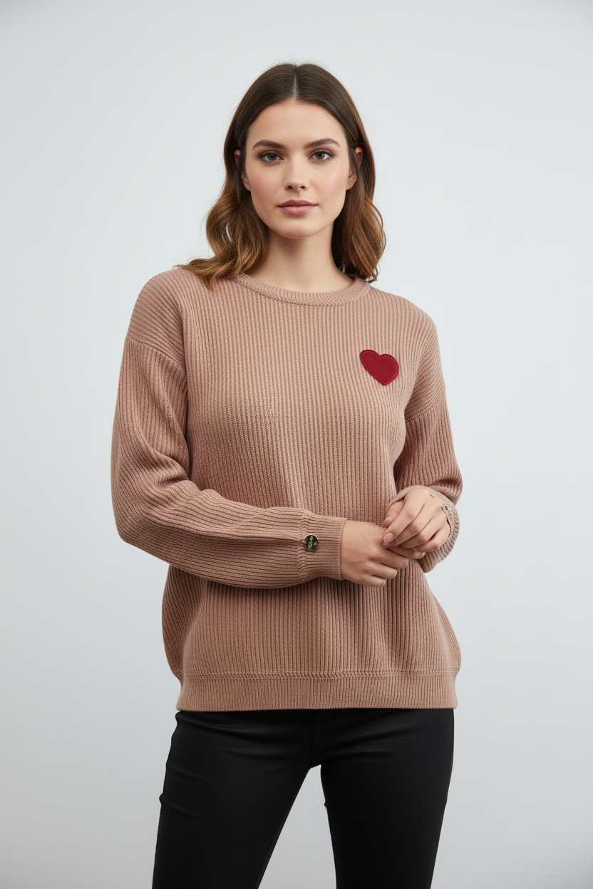 Pullover cuore su modella