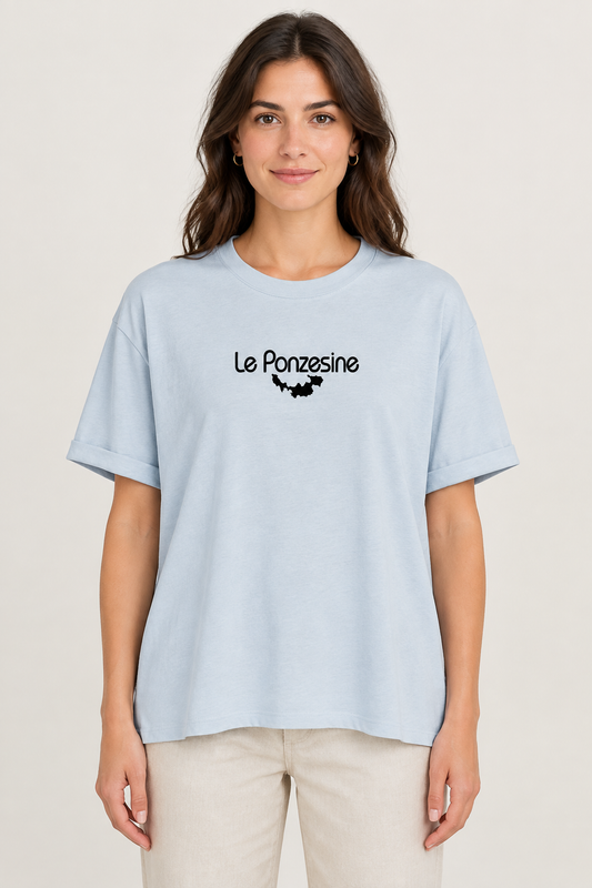 T-shirt celeste sulla modella, fronte con maniche corrette