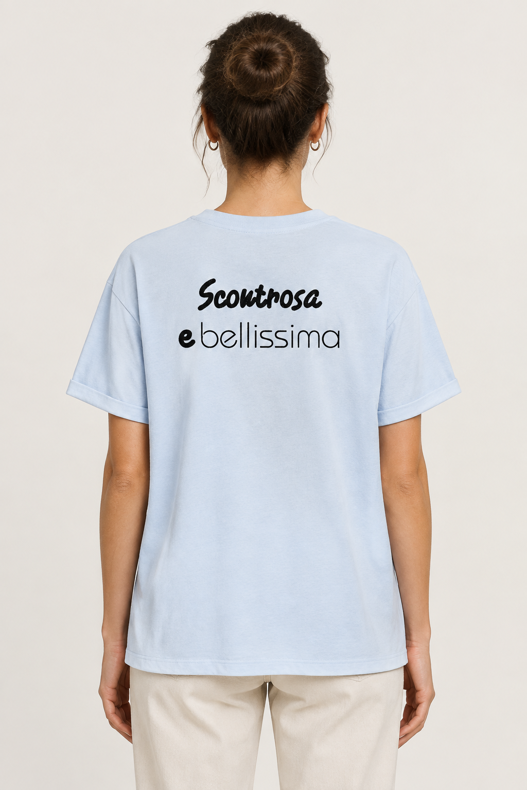 T-shirt celeste sulla modella, retro con maniche corrette