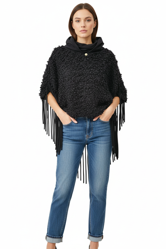 Teddy Poncho su modella con jeans